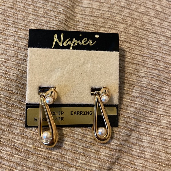 ⭐️NWT Vintage NAPIER Clip Earrings - Picture 3 of 8